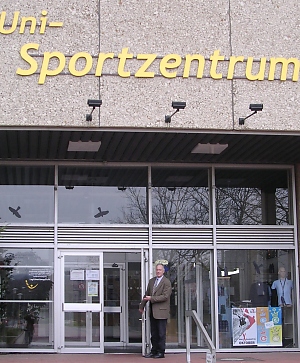 Prof. Hopf vor dem Uni-Sportzentrum